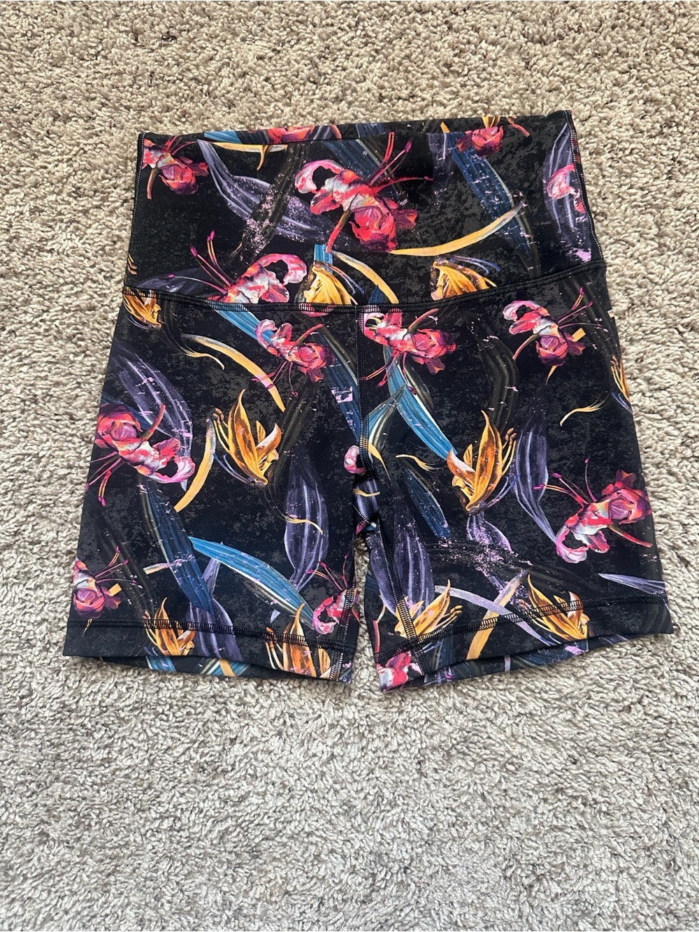 Lululemon Wunder Train High Rise 6” short size 6